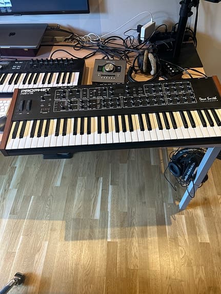 Dave Smith Prophet REV2 16-voice synthesizer keyboard