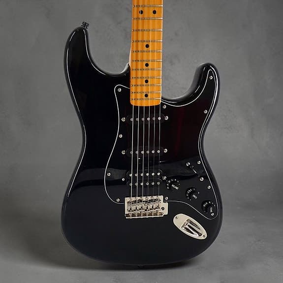 Squier by Fender - Classic Vibe '70s Stratocaster HSS - BLACK EDITION + Amplific