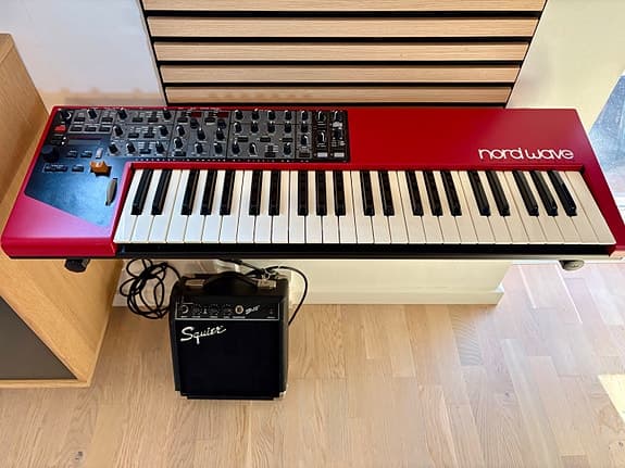 Nord Wave synthesizer keyboard rød