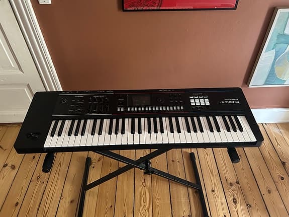 Roland Juno 6 keyboard / synthesizer med stativ