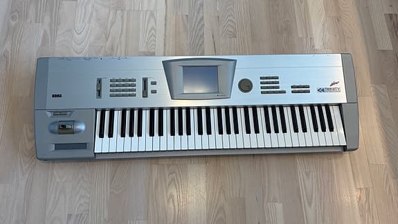 Korg Trinity Plus Workstation Synthesizer med touch skærm