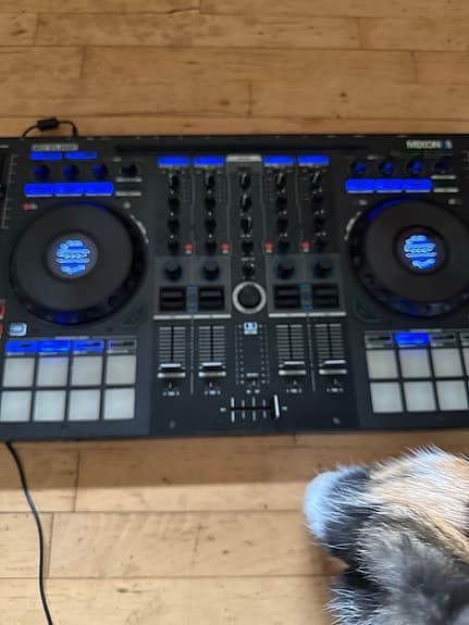 Reloop Mixon 8 DJ controller sort