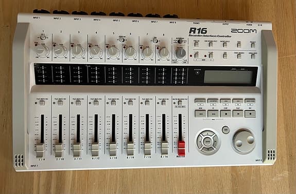 Studioudstyr sælges – Behringer Odyssey, Zoom R16 m.m.