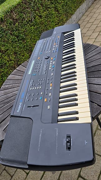 Roland E-86 keyboard arranger med MIDI