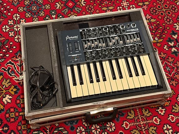 Arturia MiniBrute + Thon Case