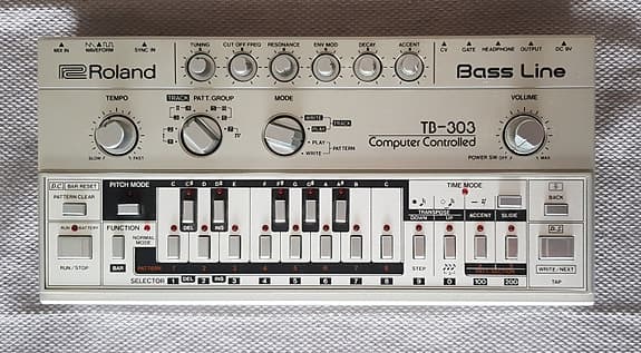 ROLAND TB-303 (SENDER GERNE på købers ansvar)
