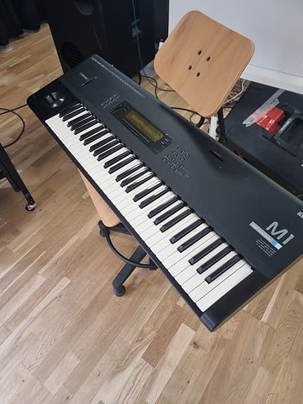 Korg M1 Music Workstation – Flot stand og 100% funktionel