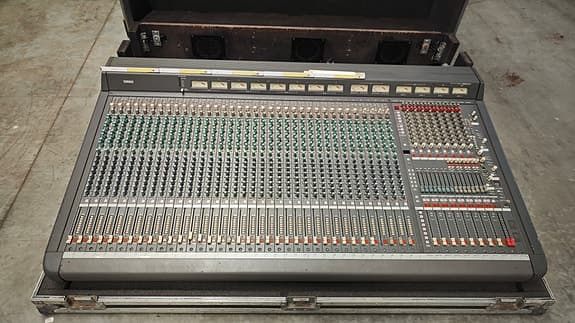 Yamaha PM 3500 Analog Mixer m. Flightcase & Strømkabel (Uden PSU)