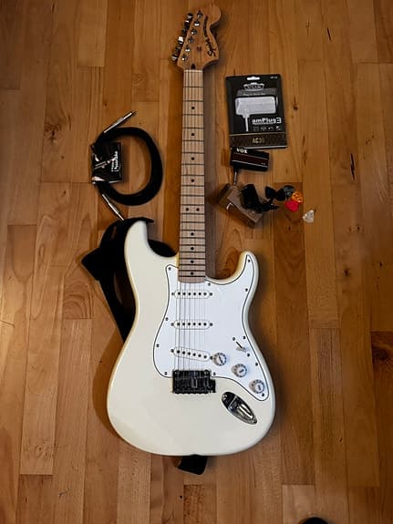 Squier Affinity Stratocaster + VOX amPlug 3, taske & tilbehør (Købt maj 2026)