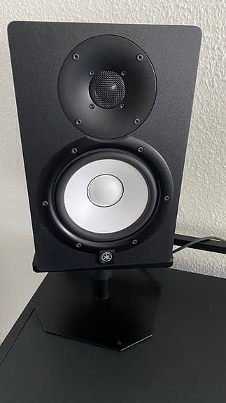 2x Yamaha HS7 studiomonitorer + stativer