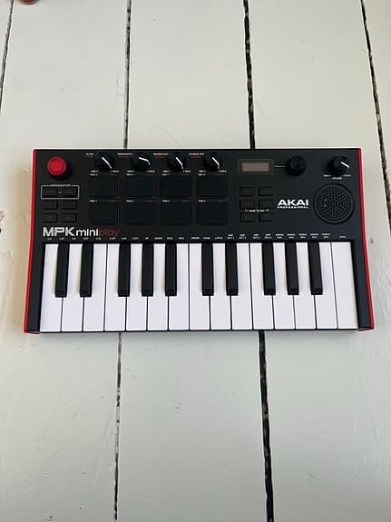 Akai MPK Mini Play Synthesizer og MIDI keyboard controller