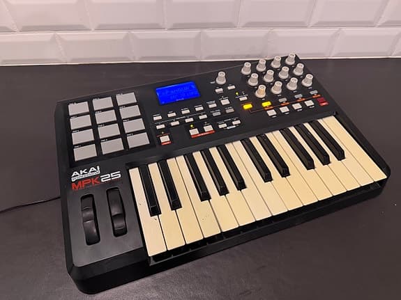 Akai MPK25 USB MIDI keyboard controller 25 tangenter