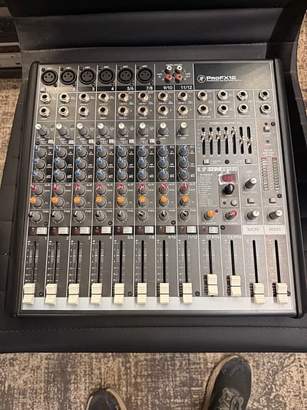 Mackie ProFx12 mixer