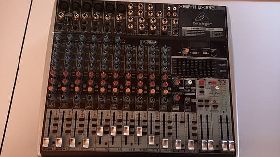 Behringer Xenyx Qx1832 USB
