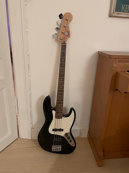 Squier Fender Affinity Jazz Bass sort/hvid