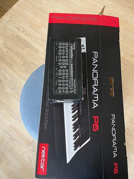 Helt studie setup: Nektar P6 MIDI keyboard + Roland sampler + Roland synthesizer