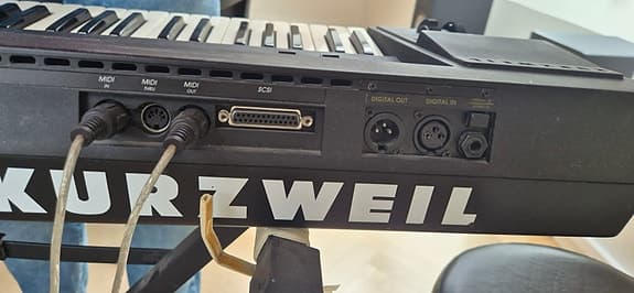 Kurzweil K2000 synthesizer keyboard