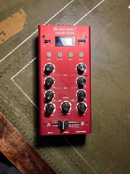 Omnitronic Gnome 202P DJ mixer rød