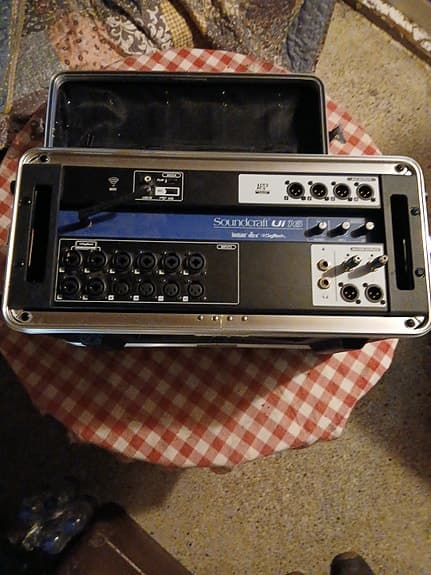 Soundcraft Ui16 digital mixer i rackkuffert