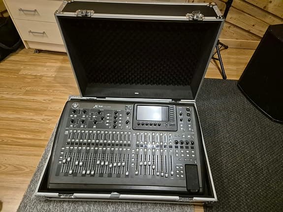 Behringer X32 digital mixer inkl. Flyht Pro flightcase