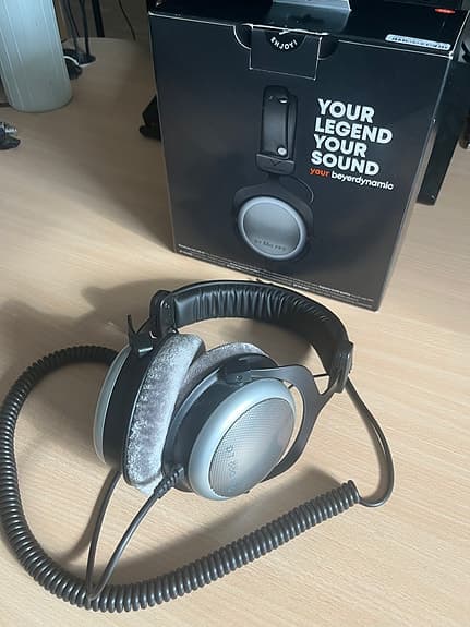 Beyerdynamic DT 880 Pro hovedtelefoner med spiralkabel