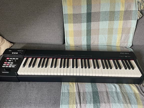 Roland RD-64 – velholdt stage piano med taske og sustain pedal