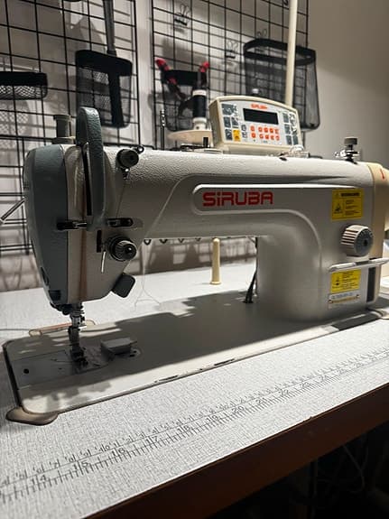 Siruba industriel symaskine med digitalt panel