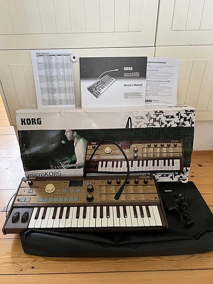 Korg MicroKORG synthesizer GOLD med vocoder