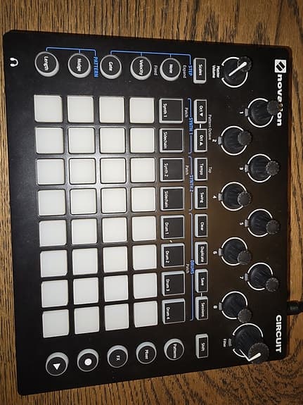 Novation Circuit groovebox (original) m. PSU + MIDI-kabler