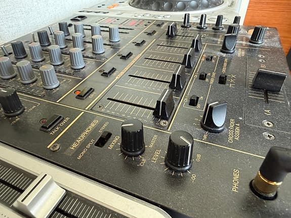 Pioneer DJM-600 DJ mixer