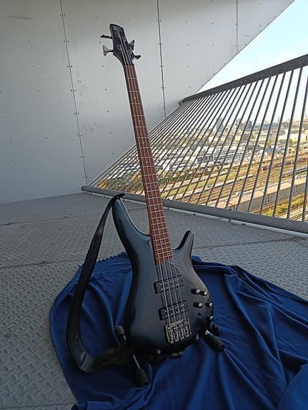 El-bas med rem / electric bass with strap