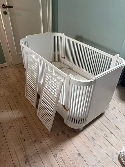 Original Juno 1/Lille Per-seng m begge slags tremmesider