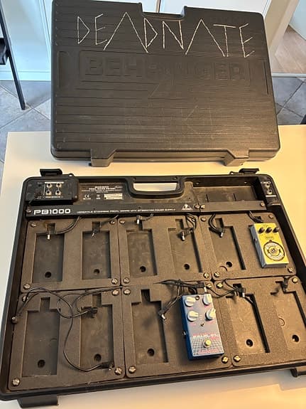 Behringer PB1000 pedalboard med hardcase