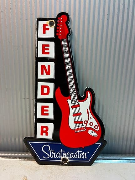 Vintage Fender Stratocaster emalje reklameskilt – guitarform – musikmemorabilia