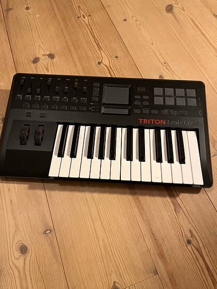 Korg Triton Taktile MIDI keyboard controller 25 tangenter sort