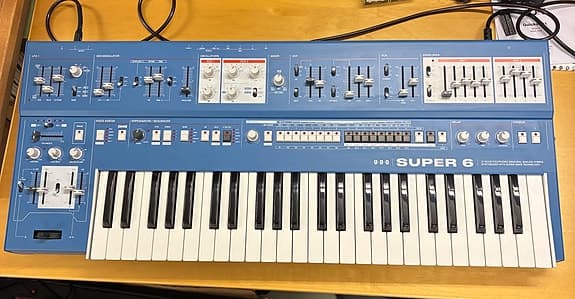 UDO Super 6 analog hybrid synthesizer blå