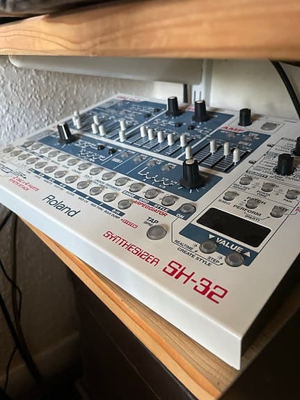 Roland SH-32 synthesizer