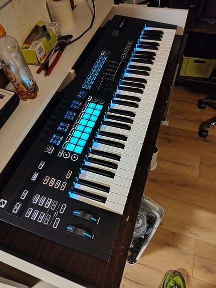 novation 61sl mk3 midi keyboard kan sendes
