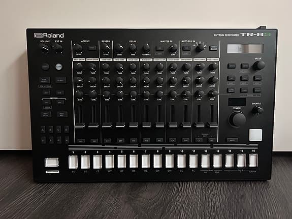 Roland TR-8S / drum machine