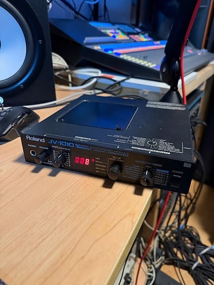 Roland JV-1010 synthesizer lydmodul rack