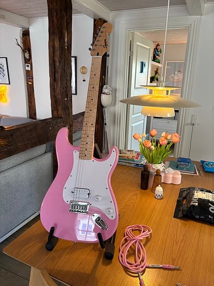 Fender Squier Stratocaster elektrisk guitar lyserød