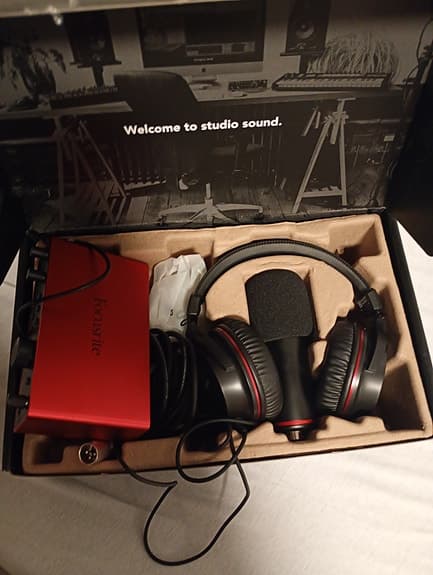 Focusrite Scarlett 2i2 Studio optagepakke med lydkort, mikrofon og høretelefoner