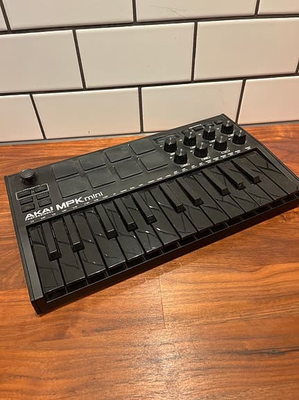 Akai MPK mini MIDI keyboard controller sort