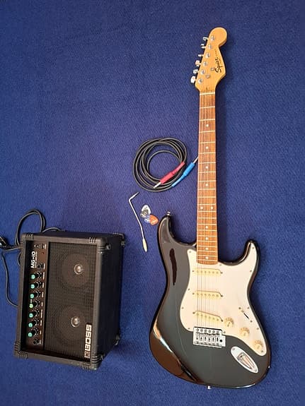 Squier Se 100 Stratocaster og Boss MG-10 AMP. på 20w.