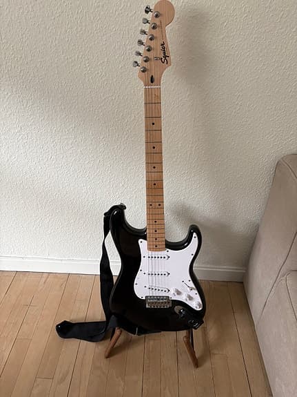 Squier by Fender stratocaster m. fender mustang micro amp, tuner og stander