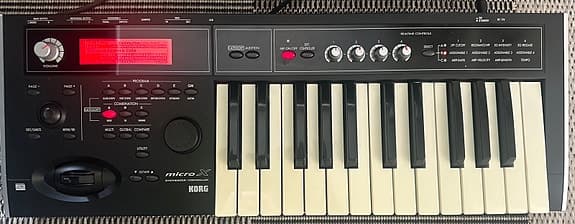Korg Micro X synthesizer keyboard med kuffert
