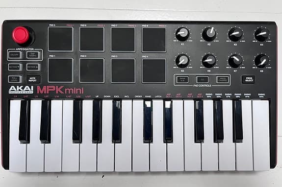 Akai MPK Mini MIDI keyboard controller sort/hvid