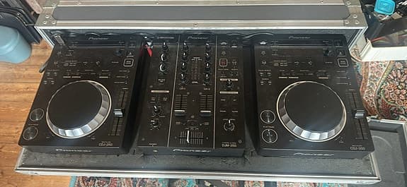 Pioneer mixer + CDJ 350 DJ setup i flightcase