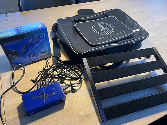Harley Benton Pedalboard Spaceship 40 inkl. strømforsyning.