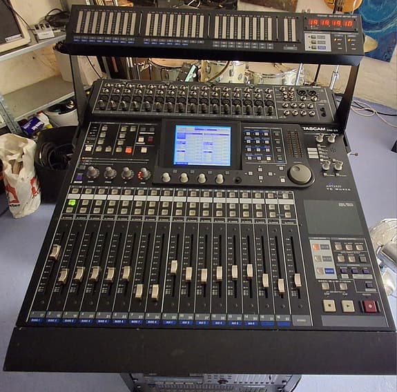 Tascam DM-24, MX-2424, DA-78HR, meterbro, rack, kabler & DTRS-bånd